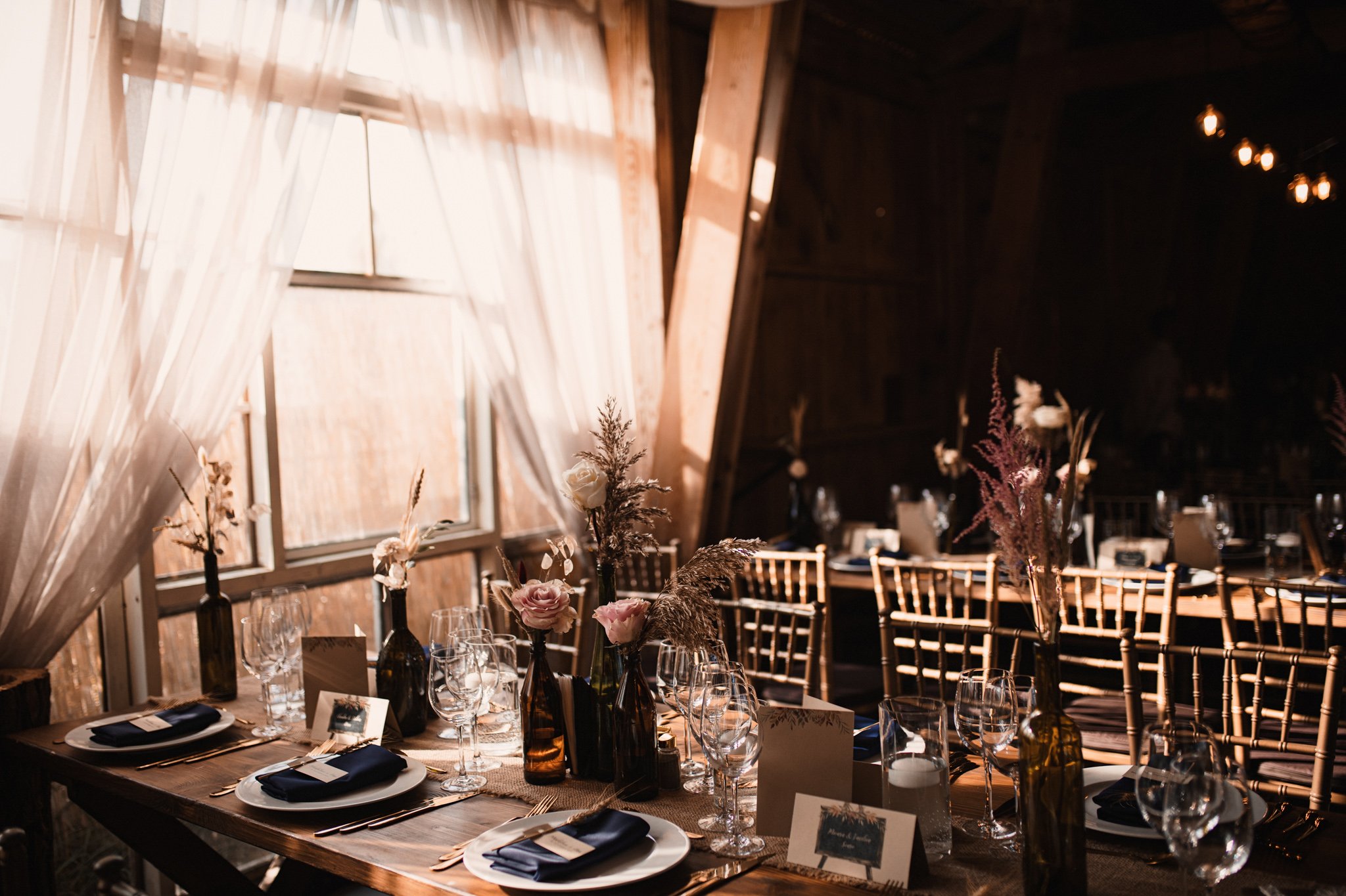 green spot wedding barn - table decor - Jurnal Fotografic