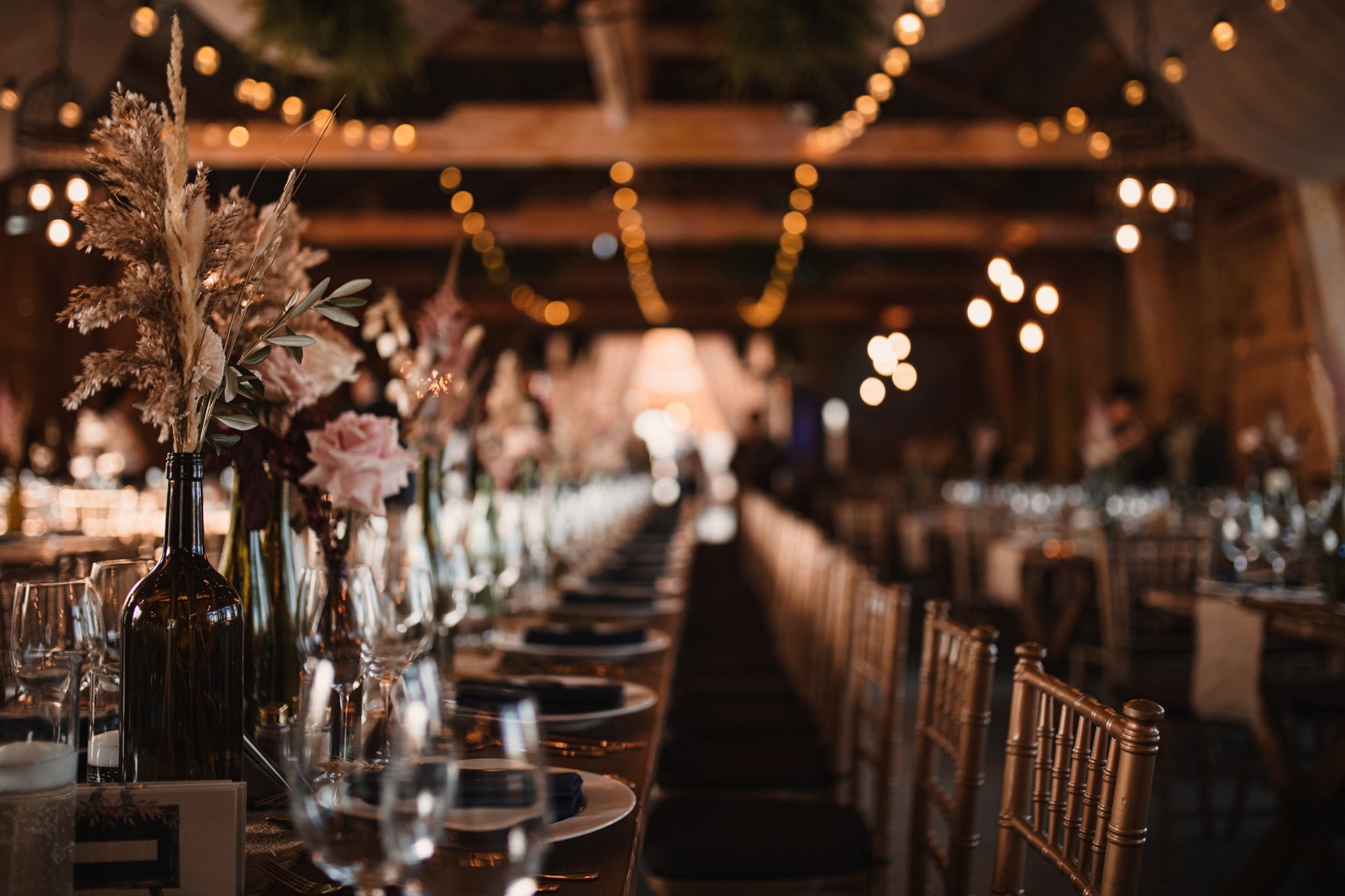 green spot wedding barn - Jurnal Fotografic - Wedding barn reception table decor