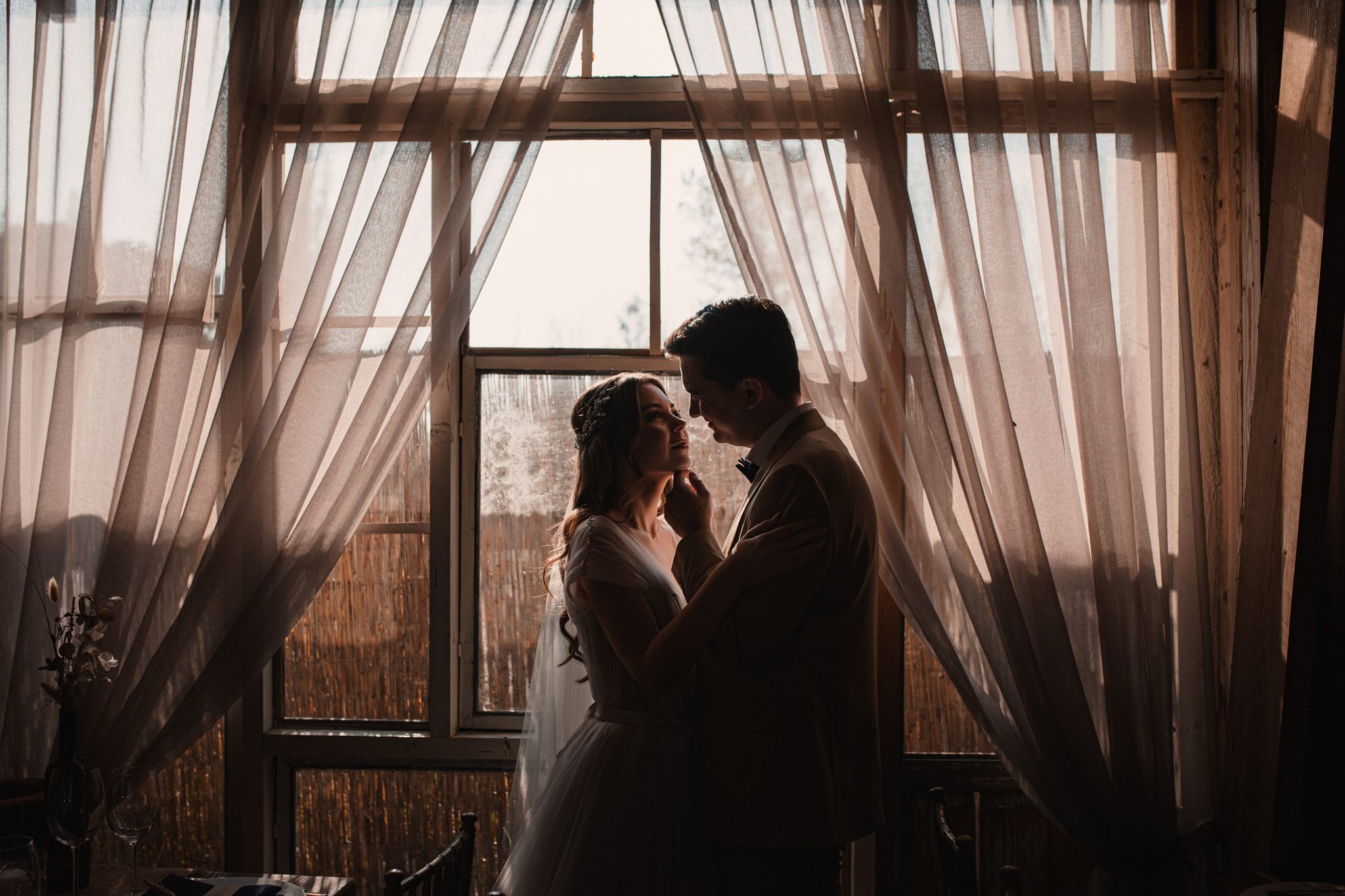 green spot wedding barn bride and groom indoor photoshoot