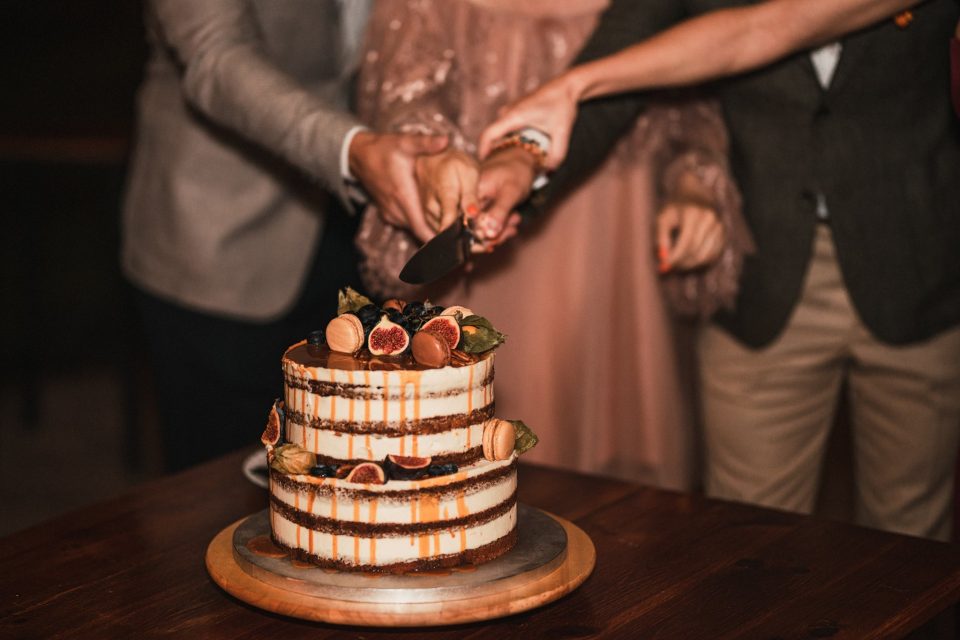 civil wedding at Gradina cu Licurici - cutting the cake detail