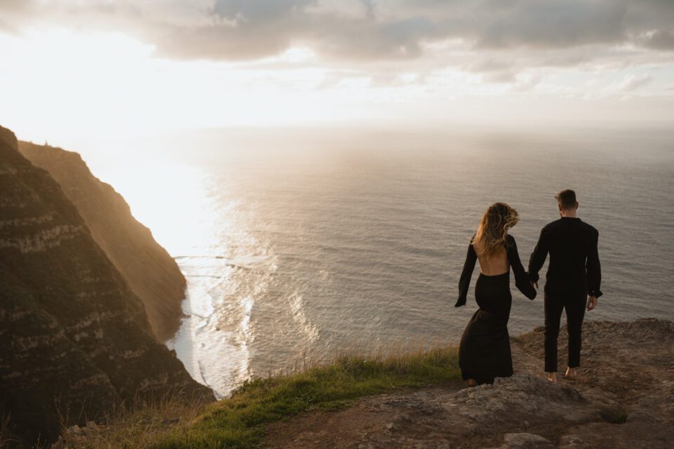couple session in Madeira cliffs at sunset