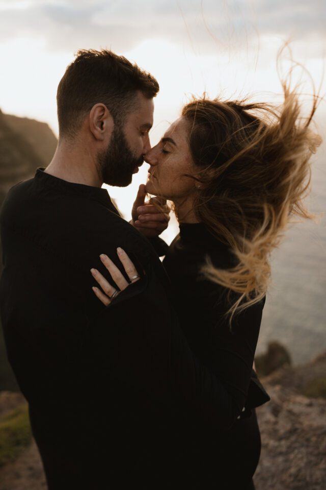 couple session in Madeira cliffs at sunset
